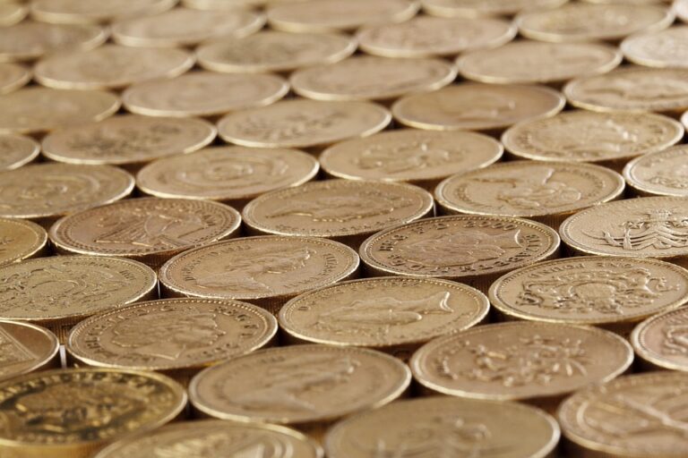 Experts Predict Major Economic Shift: What It Means for Your Finances in 2023