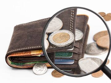 – The intraday high is 303.7 USD and the intraday low is 297.27 USD.